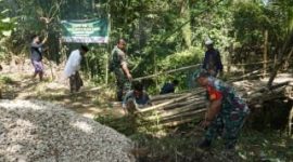 Foto: Babinsa Koramil 0827/16 Gapura Koptu Lucky Vecky Tania bersama warga bergotong royong membersihkan area Jembatan Kadhempol di Desa Palo'lo'an, Kecamatan Gapura, sebagai persiapan pembangunan jembatan beton melalui Program Karya Bakti Skala Besar TNI AD Wilayah Madura.