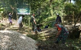 Foto: Babinsa Koramil 0827/16 Gapura Koptu Lucky Vecky Tania bersama warga bergotong royong membersihkan area Jembatan Kadhempol di Desa Palo'lo'an, Kecamatan Gapura, sebagai persiapan pembangunan jembatan beton melalui Program Karya Bakti Skala Besar TNI AD Wilayah Madura.
