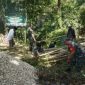 Foto: Babinsa Koramil 0827/16 Gapura Koptu Lucky Vecky Tania bersama warga bergotong royong membersihkan area Jembatan Kadhempol di Desa Palo'lo'an, Kecamatan Gapura, sebagai persiapan pembangunan jembatan beton melalui Program Karya Bakti Skala Besar TNI AD Wilayah Madura.