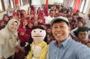 Kepala SDN Pasongsongan I Mariyatul Qiptiyah bersama Pendongeng Nasional Kak Avan dan para siswa usai kegiatan mendongeng bertema “Menumbuhkan Kasih Sayang dan Empati, Bersama Ciptakan SDN Pasongsongan I Bebas Bullying”.