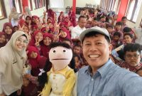 Kepala SDN Pasongsongan I Mariyatul Qiptiyah bersama Pendongeng Nasional Kak Avan dan para siswa usai kegiatan mendongeng bertema “Menumbuhkan Kasih Sayang dan Empati, Bersama Ciptakan SDN Pasongsongan I Bebas Bullying”.