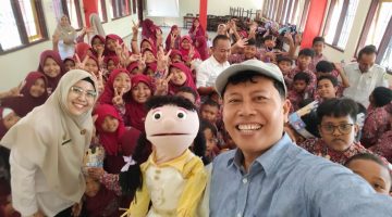 Kepala SDN Pasongsongan I Mariyatul Qiptiyah bersama Pendongeng Nasional Kak Avan dan para siswa usai kegiatan mendongeng bertema “Menumbuhkan Kasih Sayang dan Empati, Bersama Ciptakan SDN Pasongsongan I Bebas Bullying”.