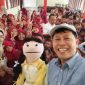 Kepala SDN Pasongsongan I Mariyatul Qiptiyah bersama Pendongeng Nasional Kak Avan dan para siswa usai kegiatan mendongeng bertema “Menumbuhkan Kasih Sayang dan Empati, Bersama Ciptakan SDN Pasongsongan I Bebas Bullying”.