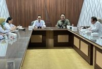 Kepala DPKPP Kabupaten Probolinggo Agus Budianto memimpin rapat koordinasi percepatan sertifikasi tanah bagi penerima bantuan Rumah Tidak Layak Huni (RTLH) Tahun Anggaran 2026 bersama Kantor Pertanahan, Inspektorat, Bapelitbangda, para camat, dan kepala desa di Kantor Bupati Probolinggo, Rabu (15/7/2026). Rakor ini digelar untuk mempercepat kepastian hukum kepemilikan tanah bagi masyarakat penerima bantuan.