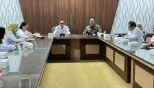 Kepala DPKPP Kabupaten Probolinggo Agus Budianto memimpin rapat koordinasi percepatan sertifikasi tanah bagi penerima bantuan Rumah Tidak Layak Huni (RTLH) Tahun Anggaran 2026 bersama Kantor Pertanahan, Inspektorat, Bapelitbangda, para camat, dan kepala desa di Kantor Bupati Probolinggo, Rabu (15/7/2026). Rakor ini digelar untuk mempercepat kepastian hukum kepemilikan tanah bagi masyarakat penerima bantuan.