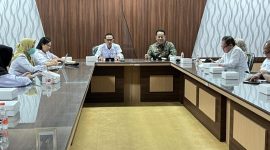 Kepala DPKPP Kabupaten Probolinggo Agus Budianto memimpin rapat koordinasi percepatan sertifikasi tanah bagi penerima bantuan Rumah Tidak Layak Huni (RTLH) Tahun Anggaran 2026 bersama Kantor Pertanahan, Inspektorat, Bapelitbangda, para camat, dan kepala desa di Kantor Bupati Probolinggo, Rabu (15/7/2026). Rakor ini digelar untuk mempercepat kepastian hukum kepemilikan tanah bagi masyarakat penerima bantuan.