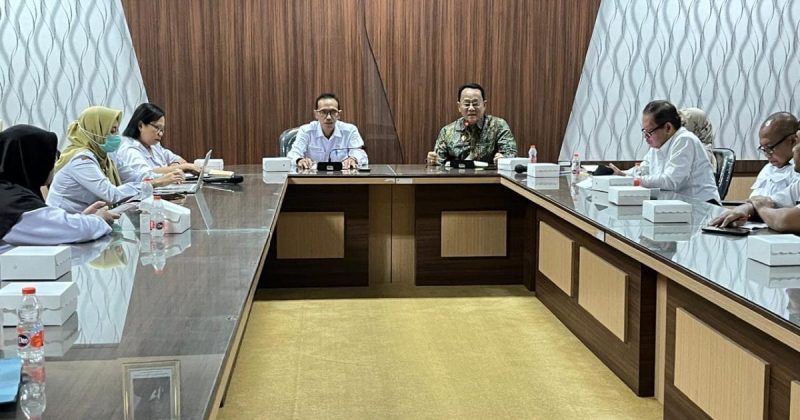 Kepala DPKPP Kabupaten Probolinggo Agus Budianto memimpin rapat koordinasi percepatan sertifikasi tanah bagi penerima bantuan Rumah Tidak Layak Huni (RTLH) Tahun Anggaran 2026 bersama Kantor Pertanahan, Inspektorat, Bapelitbangda, para camat, dan kepala desa di Kantor Bupati Probolinggo, Rabu (15/7/2026). Rakor ini digelar untuk mempercepat kepastian hukum kepemilikan tanah bagi masyarakat penerima bantuan.
