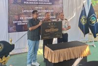 Owner CV Ayunda Permata Sejahtera, H. Bambang Budianto, bersama Kepala Lapas Kelas IIA Pamekasan usai menandatangani Perjanjian Kerja Sama (PKS) pengembangan program pembinaan hortikultura bagi warga binaan, Sabtu (18/7/2026). Kolaborasi ini diharapkan melahirkan warga binaan yang terampil, mandiri, dan siap berkarya setelah kembali ke masyarakat.