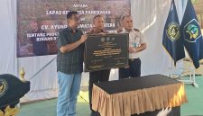 Owner CV Ayunda Permata Sejahtera, H. Bambang Budianto, bersama Kepala Lapas Kelas IIA Pamekasan usai menandatangani Perjanjian Kerja Sama (PKS) pengembangan program pembinaan hortikultura bagi warga binaan, Sabtu (18/7/2026). Kolaborasi ini diharapkan melahirkan warga binaan yang terampil, mandiri, dan siap berkarya setelah kembali ke masyarakat.