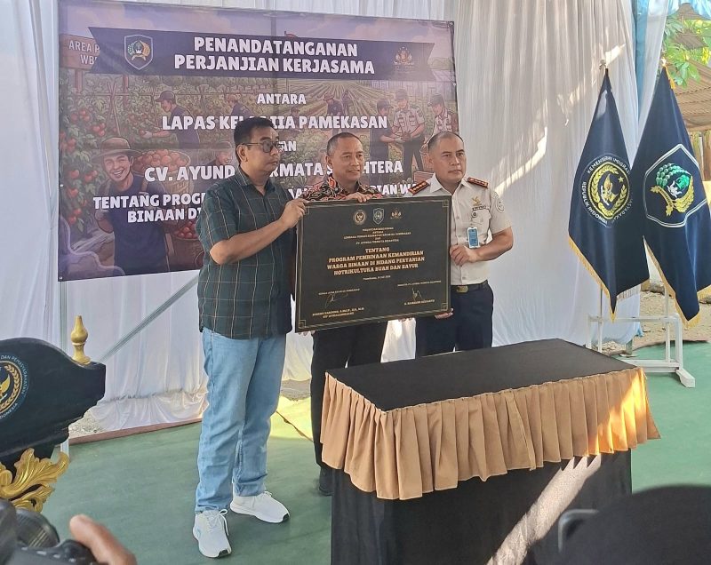 Owner CV Ayunda Permata Sejahtera, H. Bambang Budianto, bersama Kepala Lapas Kelas IIA Pamekasan usai menandatangani Perjanjian Kerja Sama (PKS) pengembangan program pembinaan hortikultura bagi warga binaan, Sabtu (18/7/2026). Kolaborasi ini diharapkan melahirkan warga binaan yang terampil, mandiri, dan siap berkarya setelah kembali ke masyarakat.