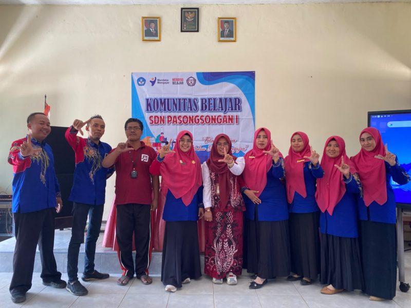 Foto: Kepala SDN Pasongsongan 1 Sumenep, Mariyatul Qiptiyah, bersama para guru mengikuti Workshop Literasi dan Numerasi melalui Pembelajaran yang Bermakna yang dirangkai dengan kegiatan berbagi praktik baik sebagai upaya meningkatkan kompetensi pendidik dan mutu pembelajaran di sekolah.