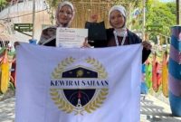 Foto: Mahasiswa Program Studi Manajemen Universitas Muhammadiyah Gombong (UNIMUGO) berpose usai menerima penghargaan Juara 3 kategori Bisnis Craft pada ajang Studenpreneur Bootcamp MCEBI 2026, sebagai bukti prestasi dan inovasi mahasiswa di bidang kewirausahaan.