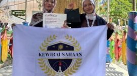 Foto: Mahasiswa Program Studi Manajemen Universitas Muhammadiyah Gombong (UNIMUGO) berpose usai menerima penghargaan Juara 3 kategori Bisnis Craft pada ajang Studenpreneur Bootcamp MCEBI 2026, sebagai bukti prestasi dan inovasi mahasiswa di bidang kewirausahaan.