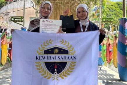 Foto: Mahasiswa Program Studi Manajemen Universitas Muhammadiyah Gombong (UNIMUGO) berpose usai menerima penghargaan Juara 3 kategori Bisnis Craft pada ajang Studenpreneur Bootcamp MCEBI 2026, sebagai bukti prestasi dan inovasi mahasiswa di bidang kewirausahaan.