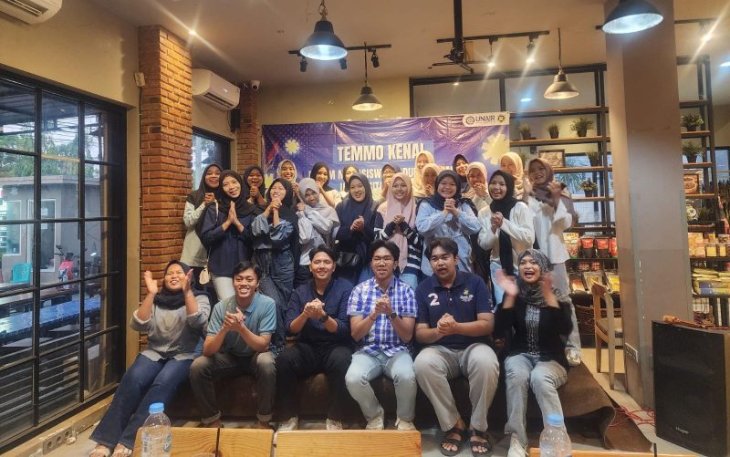 Foto: Ketua Formara Universitas Airlangga Wilayah Sumenep, Fahmi Syihaab, bersama peserta saat kegiatan Temu Kenal bertema 