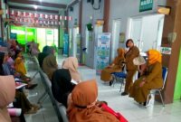 Kepala Bidang Kesehatan Masyarakat Dinkes Kabupaten Probolinggo Sri Wahyu Utami dalam kegiatan pemeriksaan ibu hamil oleh dokter spesialis.