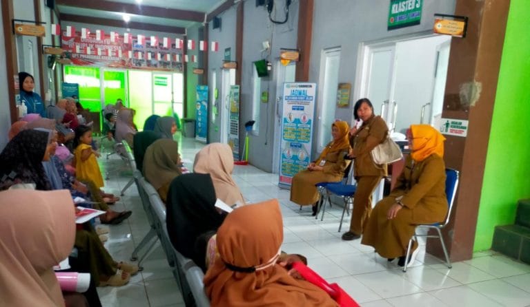 Kepala Bidang Kesehatan Masyarakat Dinkes Kabupaten Probolinggo Sri Wahyu Utami dalam kegiatan pemeriksaan ibu hamil oleh dokter spesialis.