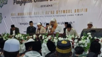 KHR. Muhammad Kholil As’ad Ajak Jamaah Istiqamah Bershalawat dalam Pengajian Umum di Tambak Bawean Gresik