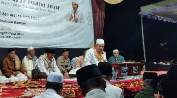 Ribuan Jamaah Padati Lapangan Perseda Daun, KHR. Muhammad Kholil As’ad Serukan Istiqamah Bershalawat