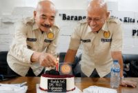 Foto: Ketua DPC PKDI Kabupaten Sumenep, H. Ubaid Abdul Hayat (kanan), bersama Penasehat PKDI H. Miskun Legiyono dalam peringatan Harlah ke-1 PKDI Sumenep. Acara ini menjadi momentum memperkuat sinergi dan komitmen membangun pemerintahan desa yang profesional.