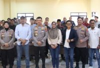 Kapolresta Sumenep Kombes Pol. Ariek Indra Sentanu berfoto bersama jajaran Polresta, jurnalis, aktivis, advokat, mahasiswa, dan perwakilan organisasi masyarakat usai dialog silaturahmi yang membahas penguatan sinergi serta keterbukaan informasi publik di Aula Tungga Polresta Sumenep, Jumat (24/7/2026).