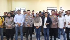 Kapolresta Sumenep Kombes Pol. Ariek Indra Sentanu berfoto bersama jajaran Polresta, jurnalis, aktivis, advokat, mahasiswa, dan perwakilan organisasi masyarakat usai dialog silaturahmi yang membahas penguatan sinergi serta keterbukaan informasi publik di Aula Tungga Polresta Sumenep, Jumat (24/7/2026).