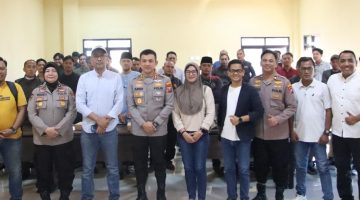 Kapolresta Sumenep Kombes Pol. Ariek Indra Sentanu berfoto bersama jajaran Polresta, jurnalis, aktivis, advokat, mahasiswa, dan perwakilan organisasi masyarakat usai dialog silaturahmi yang membahas penguatan sinergi serta keterbukaan informasi publik di Aula Tungga Polresta Sumenep, Jumat (24/7/2026).
