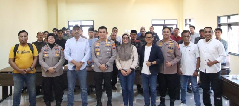 Kapolresta Sumenep Kombes Pol. Ariek Indra Sentanu berfoto bersama jajaran Polresta, jurnalis, aktivis, advokat, mahasiswa, dan perwakilan organisasi masyarakat usai dialog silaturahmi yang membahas penguatan sinergi serta keterbukaan informasi publik di Aula Tungga Polresta Sumenep, Jumat (24/7/2026).