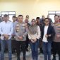 Kapolresta Sumenep Kombes Pol. Ariek Indra Sentanu berfoto bersama jajaran Polresta, jurnalis, aktivis, advokat, mahasiswa, dan perwakilan organisasi masyarakat usai dialog silaturahmi yang membahas penguatan sinergi serta keterbukaan informasi publik di Aula Tungga Polresta Sumenep, Jumat (24/7/2026).