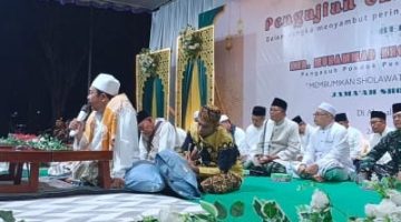 Ribuan Jamaah Padati Alun-alun Sangkapura, KHR. Muhammad Kholil As’ad: Shalawat Menumbuhkan Cinta Rasul dan Ketakwaan kepada Allah