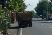 Foto: Truk tambang melintas di jalan raya pantura, Kabupaten Probolinggo, tanpa penutup terpal muatan.