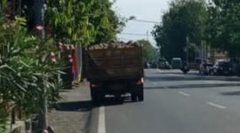 Foto: Truk tambang melintas di jalan raya pantura, Kabupaten Probolinggo, tanpa penutup terpal muatan.
