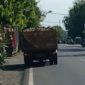Foto: Truk tambang melintas di jalan raya pantura, Kabupaten Probolinggo, tanpa penutup terpal muatan.