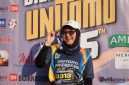 Salah seorang peserta Unitomo Friendship Run 2026 berpose usai menyelesaikan lintasan 5K dalam rangka Dies Natalis ke-45 Universitas Dr. Soetomo di Surabaya, Minggu (26/7/2026). Kegiatan mengusung semangat 