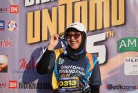 Salah seorang peserta Unitomo Friendship Run 2026 berpose usai menyelesaikan lintasan 5K dalam rangka Dies Natalis ke-45 Universitas Dr. Soetomo di Surabaya, Minggu (26/7/2026). Kegiatan mengusung semangat 