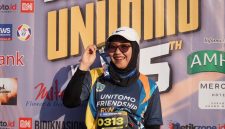 Salah seorang peserta Unitomo Friendship Run 2026 berpose usai menyelesaikan lintasan 5K dalam rangka Dies Natalis ke-45 Universitas Dr. Soetomo di Surabaya, Minggu (26/7/2026). Kegiatan mengusung semangat 