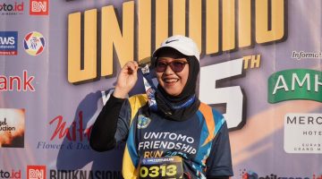 Salah seorang peserta Unitomo Friendship Run 2026 berpose usai menyelesaikan lintasan 5K dalam rangka Dies Natalis ke-45 Universitas Dr. Soetomo di Surabaya, Minggu (26/7/2026). Kegiatan mengusung semangat 