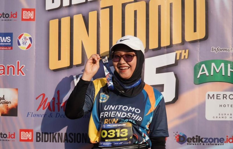 Salah seorang peserta Unitomo Friendship Run 2026 berpose usai menyelesaikan lintasan 5K dalam rangka Dies Natalis ke-45 Universitas Dr. Soetomo di Surabaya, Minggu (26/7/2026). Kegiatan mengusung semangat 