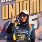Salah seorang peserta Unitomo Friendship Run 2026 berpose usai menyelesaikan lintasan 5K dalam rangka Dies Natalis ke-45 Universitas Dr. Soetomo di Surabaya, Minggu (26/7/2026). Kegiatan mengusung semangat 
