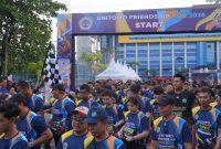 Ratusan pelari memadati lintasan Unitomo Friendship Run 2026 dalam rangka Dies Natalis ke-45 Universitas Dr. Soetomo di Surabaya, Minggu (26/7/2026). Mengusung tema 