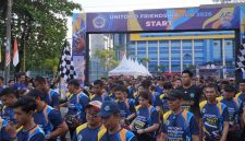 Ratusan pelari memadati lintasan Unitomo Friendship Run 2026 dalam rangka Dies Natalis ke-45 Universitas Dr. Soetomo di Surabaya, Minggu (26/7/2026). Mengusung tema