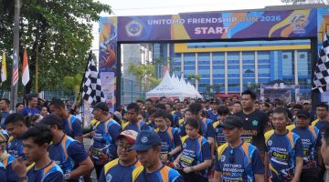 Ratusan pelari memadati lintasan Unitomo Friendship Run 2026 dalam rangka Dies Natalis ke-45 Universitas Dr. Soetomo di Surabaya, Minggu (26/7/2026). Mengusung tema 