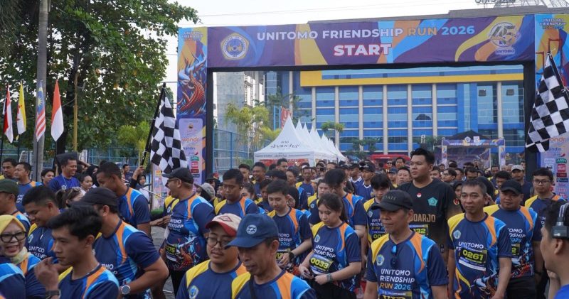 Ratusan pelari memadati lintasan Unitomo Friendship Run 2026 dalam rangka Dies Natalis ke-45 Universitas Dr. Soetomo di Surabaya, Minggu (26/7/2026). Mengusung tema 