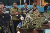 Dandim 0827/Sumenep Letkol Inf. Citra Persada secara resmi membuka Pameran dan Kontes Bonsai Lokal Terbuka se-Jawa Timur di Desa Tengedan, Kecamatan Batuputih, Kabupaten Sumenep, yang diikuti ratusan peserta dan menampilkan 635 bonsai terbaik dari berbagai daerah.