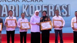 Gubernur Jawa Timur Khofifah Indar Parawansa (tengah) menyerahkan Piagam Penghargaan Dharma Bakti Koperasi Jawa Timur kepada Rektor Universitas Dr. Soetomo (Unitomo), Prof. Dr. Siti Marwiyah, S.H., M.H. (ketiga kanan), pada Puncak Peringatan Hari Koperasi ke-79 Provinsi Jawa Timur di Pemakasan, Minggu (26/7/2026).