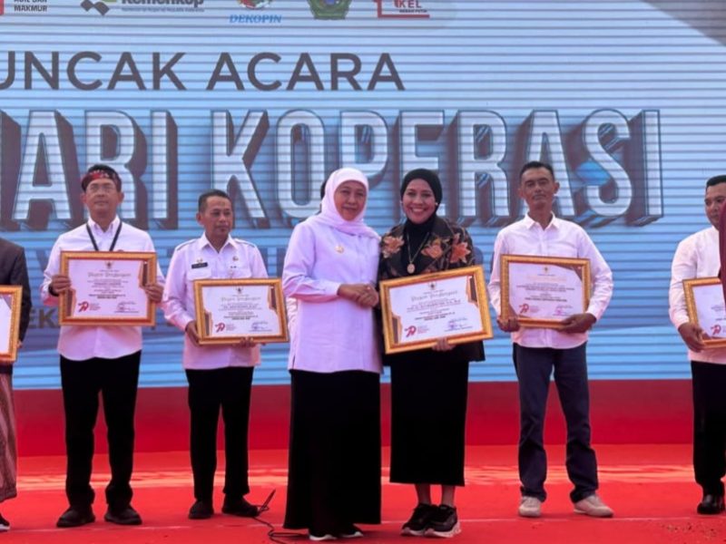 Gubernur Jawa Timur Khofifah Indar Parawansa (tengah) menyerahkan Piagam Penghargaan Dharma Bakti Koperasi Jawa Timur kepada Rektor Universitas Dr. Soetomo (Unitomo), Prof. Dr. Siti Marwiyah, S.H., M.H. (ketiga kanan), pada Puncak Peringatan Hari Koperasi ke-79 Provinsi Jawa Timur di Pemakasan, Minggu (26/7/2026).
