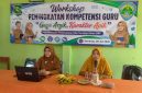 Kepala SDN Pasongsongan I, Mariyatul Qiptiyah, saat jadi pemateri Workshop “Gaya Asyik, Karakter Apik: Metode Kreatif Menanamkan Nilai Karakter Siswa SMP” yang digelar di SMPN 1 Pasongsongan, Kabupaten Sumenep. 