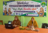 Kepala SDN Pasongsongan I, Mariyatul Qiptiyah, saat jadi pemateri Workshop “Gaya Asyik, Karakter Apik: Metode Kreatif Menanamkan Nilai Karakter Siswa SMP” yang digelar di SMPN 1 Pasongsongan, Kabupaten Sumenep. 