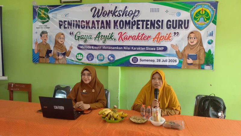 Kepala SDN Pasongsongan I, Mariyatul Qiptiyah, saat jadi pemateri Workshop “Gaya Asyik, Karakter Apik: Metode Kreatif Menanamkan Nilai Karakter Siswa SMP” yang digelar di SMPN 1 Pasongsongan, Kabupaten Sumenep. 