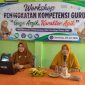 Kepala SDN Pasongsongan I, Mariyatul Qiptiyah, saat jadi pemateri Workshop “Gaya Asyik, Karakter Apik: Metode Kreatif Menanamkan Nilai Karakter Siswa SMP” yang digelar di SMPN 1 Pasongsongan, Kabupaten Sumenep. 